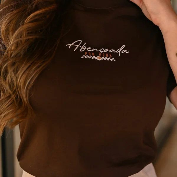 T-shirt Gola Alta Abençoada - Marrom Café